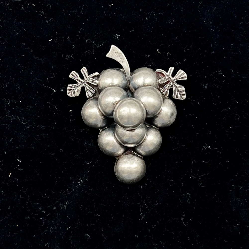 Vintage 900 signed silver grapes‎ with leave brooch pin